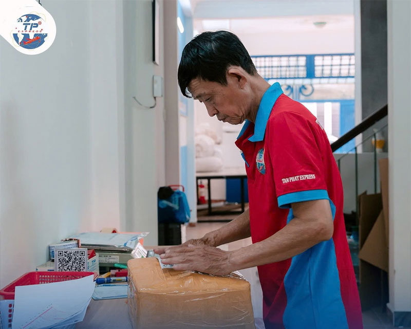 Dán nhãn và ký hiệu xử lý hàng hóa
